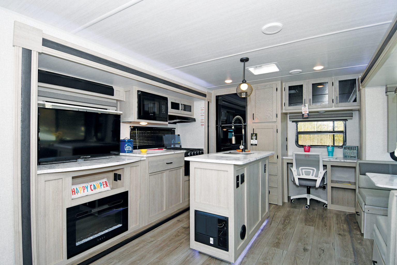 East to West RV Alta 2810 kik Travel Trailer - interior view