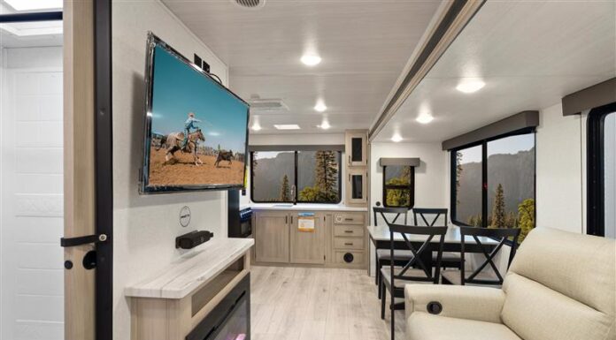 East to West RV Della Terra 263RK Interior